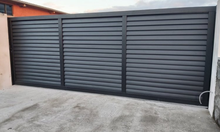 portails aluminium coulissant Noir totalement persienne 