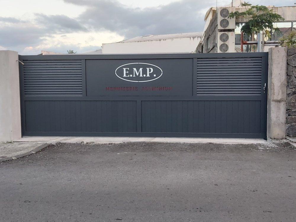portail_persienne_lame_ellipse_avec_panneau_deco_personnalise_emp