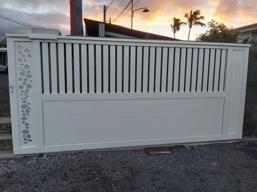 portail_barreaudee_avec_panneau_deco_petit_galet